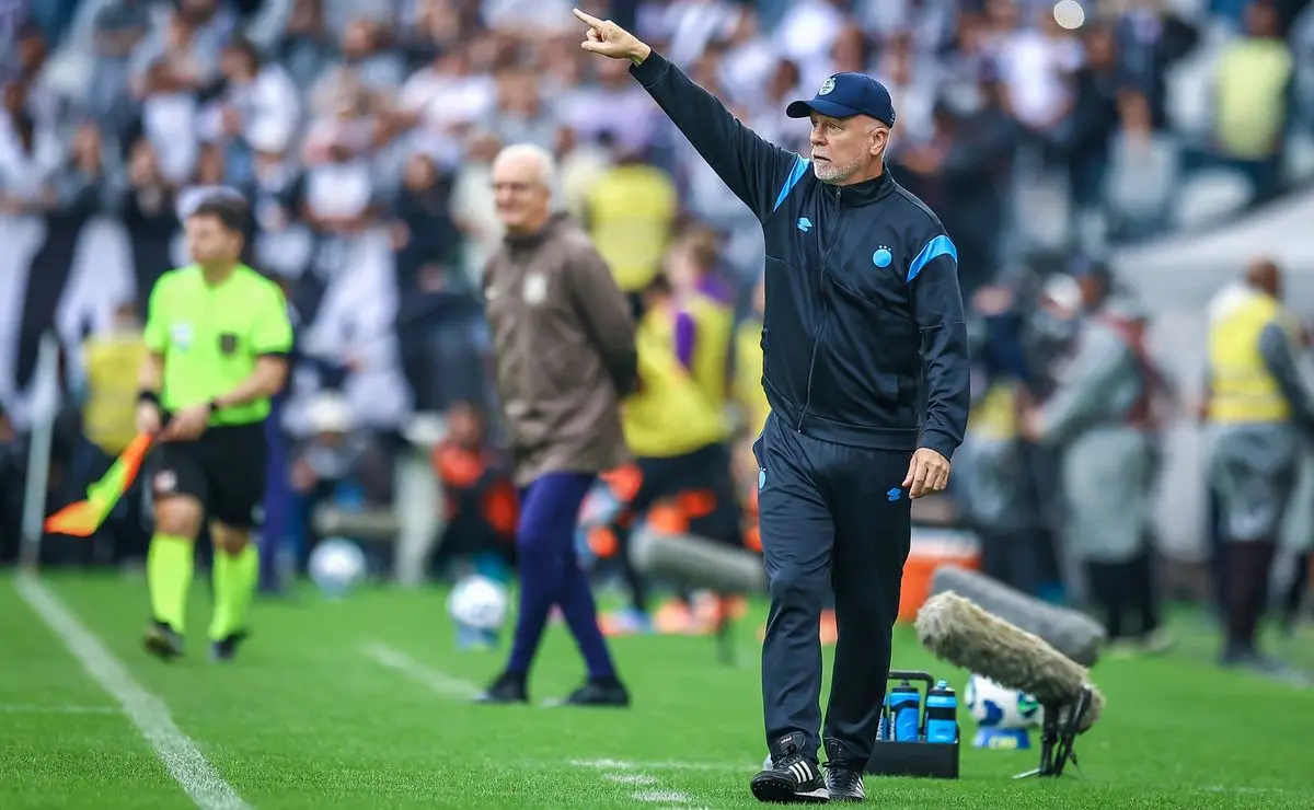 Tostão alerta Dorival Júnior e Mano Menezes: Não se adaptam aos novos modelos Tostão alerta Dorival Júnior e Mano Menezes: "Não se adaptam aos novos modelos"