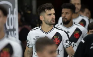 Vasco Surpreende com Cortes Inesperados e Reforma Elenco com Barca Gigante Vasco Surpreende com Cortes Inesperados e Reforma Elenco com Barca Gigante