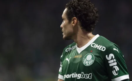 Veiga Retoma Protagonismo no Palmeiras, Tornando-se Aposta Decisiva em Clássico com Desfalques