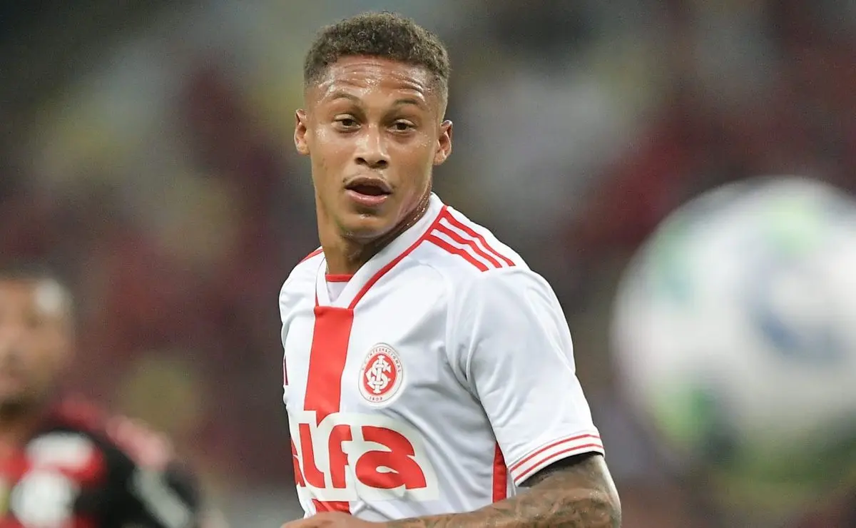 Vitinho Assume Nova Posição no Inter e Afeta Escalação de Ramón Díaz Vitinho Assume Nova Posição no Inter e Afeta Escalação de Ramón Díaz