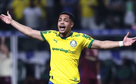 Vitor Roque é a aposta do Palmeiras para superar o Flamengo e conquistar o tetracampeonato da Libertadores em Lima. Vitor Roque é a aposta do Palmeiras para superar o Flamengo e conquistar o tetracampeonato da Libertadores em Lima.