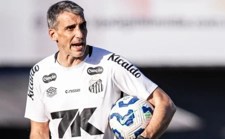 Vojvoda avalia mudança no Santos para o confronto contra o Palmeiras Vojvoda avalia mudança no Santos para o confronto contra o Palmeiras