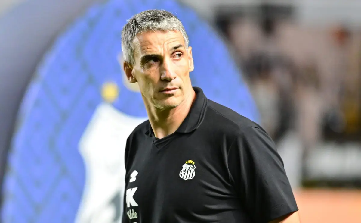 Vojvoda avalia opções na defesa santista após ausência de Zé Ivaldo diante do Internacional no Brasileirão
