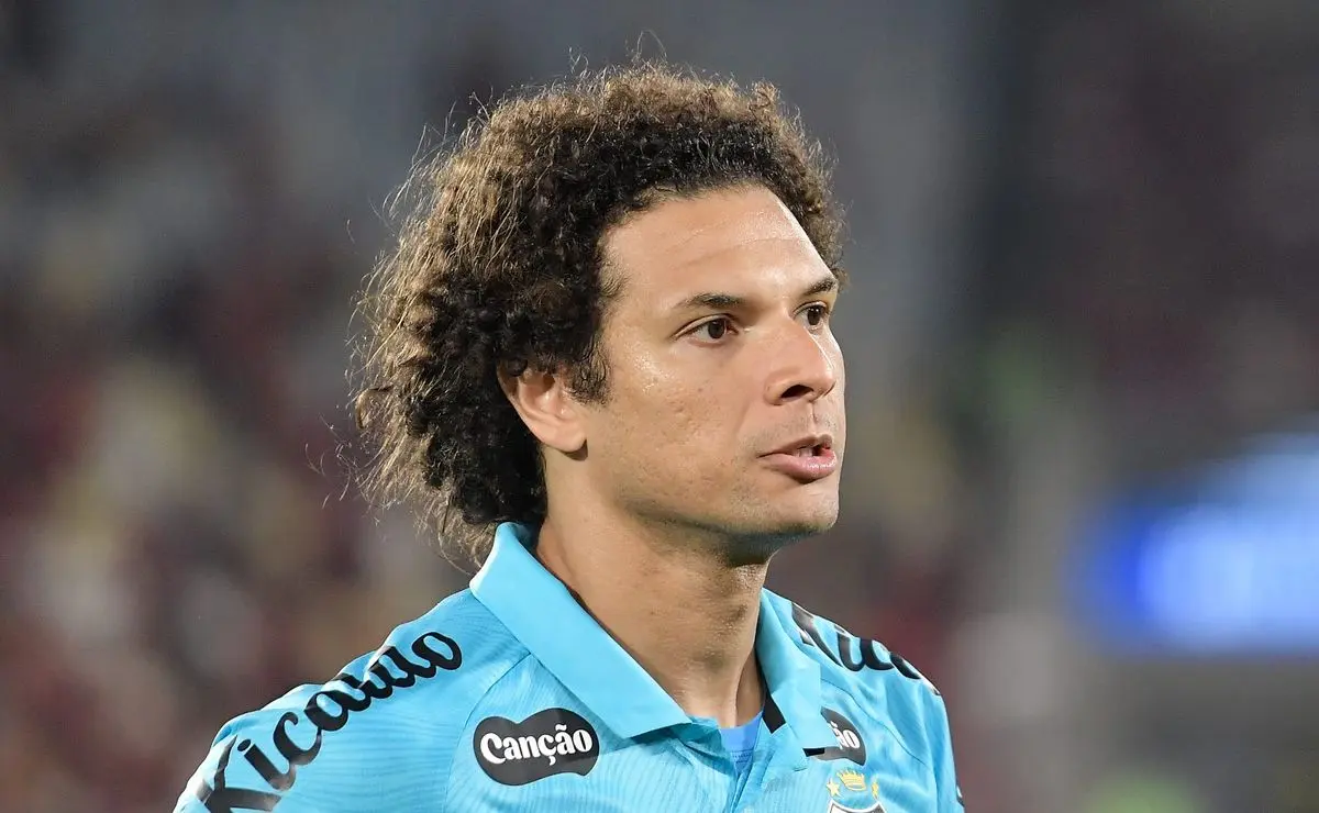 Willian Arão: Da "encostado" à solução na defesa com sequência sob o comando de Vojvoda no Santos