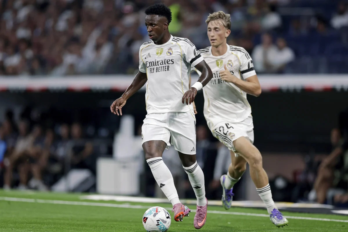 Zagueiro do Real Madrid desmente crise entre Vini Jr. e Xabi Alonso com elogios: "Incrível e muito gente boa"