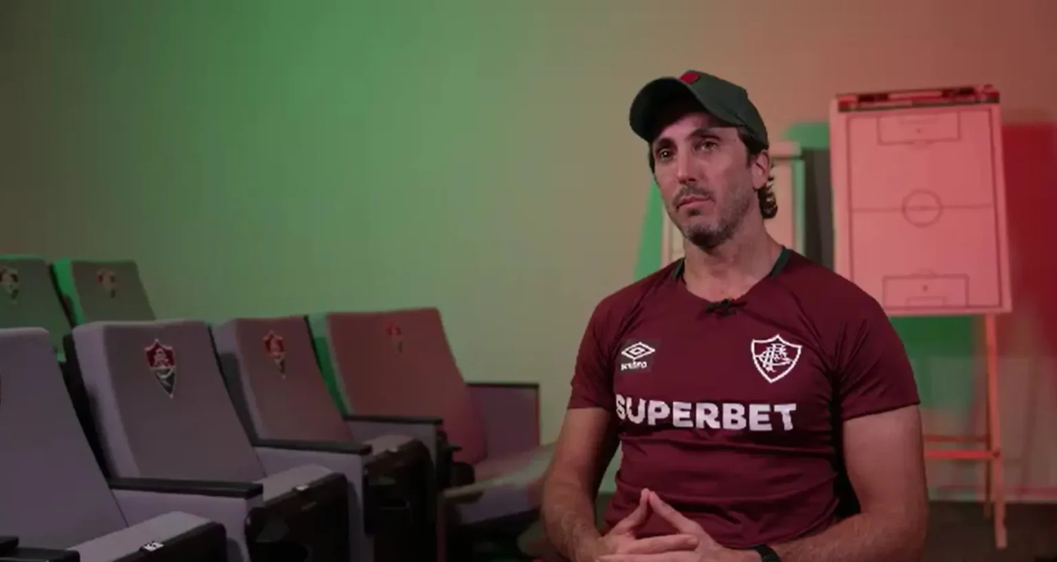 Zubeldía, técnico do Fluminense, critica o "entorno" de jovens como obstáculo na formação: "Faz crer que é o melhor"