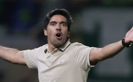Abel Ferreira enfrenta críticas no Palmeiras após revelação de atitude em vestiário Abel Ferreira enfrenta críticas no Palmeiras após revelação de atitude em vestiário