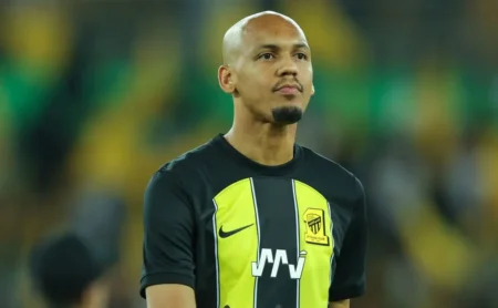 Abel solicita a Leila a contratação de Denílson, após impasse em negociações com Fabinho. Abel solicita a Leila a contratação de Denílson, após impasse em negociações com Fabinho.