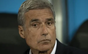 Acordo com Luís Castro avança e anúncio no Grêmio é iminente após saída de Mano Menezes