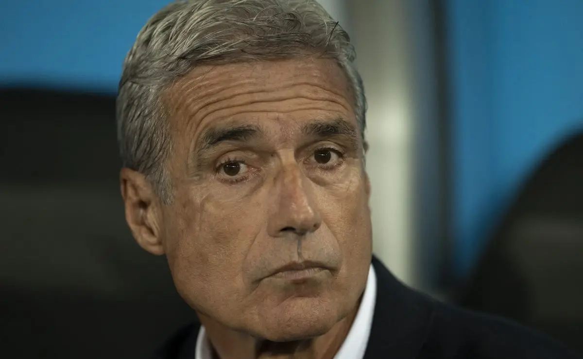 Acordo com Luís Castro avança e anúncio no Grêmio é iminente após saída de Mano Menezes