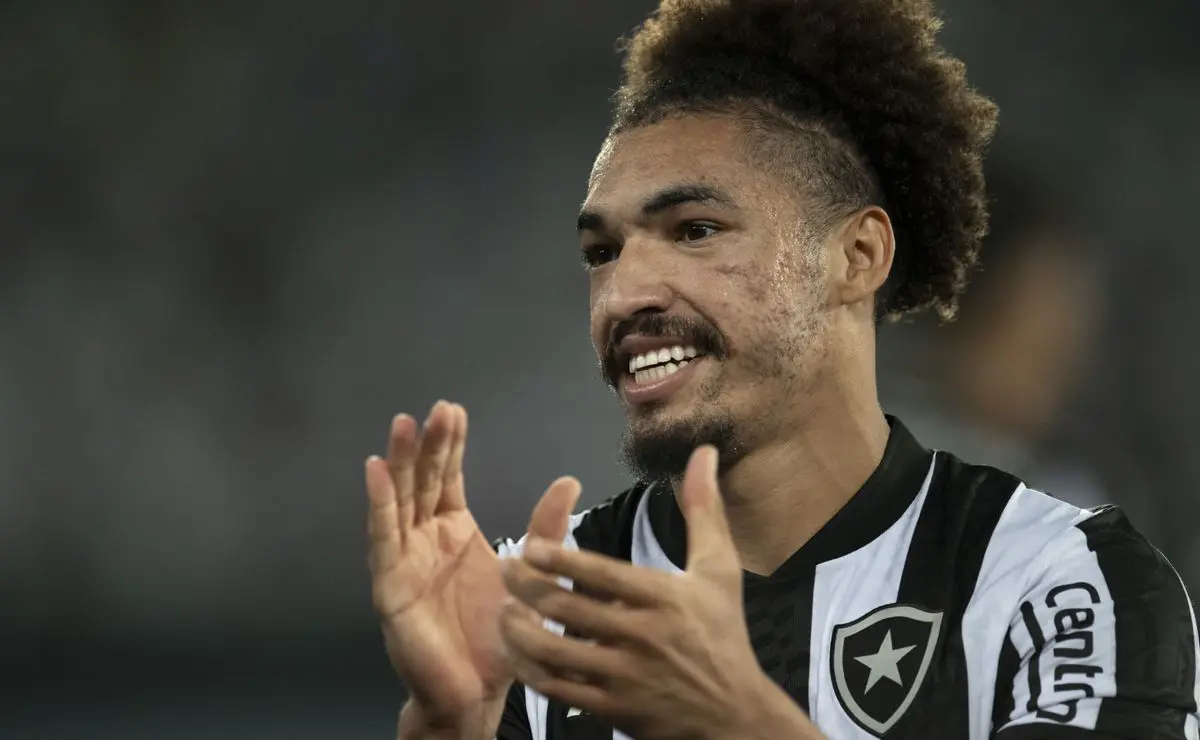Adryelson, ex-Botafogo, negocia com o Cruzeiro para 2024