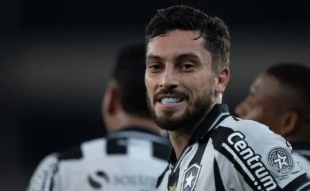 Alex Telles minimiza status de ídolo no Botafogo: “Palavra muito forte”
