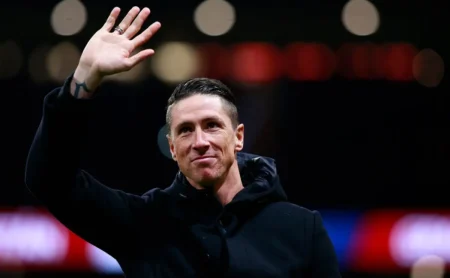 Atlético de Madrid mantém interesse em Filipe Luís, mas Fernando Torres surge como desafio "pesado"