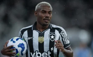 Botafogo define situação de Cuiabano e planeja renovação com o lateral