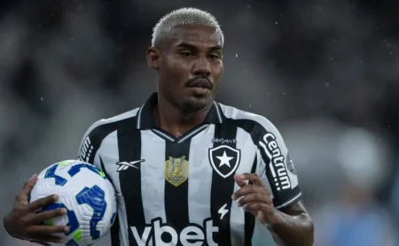 Botafogo define situação de Cuiabano e planeja renovação com o lateral