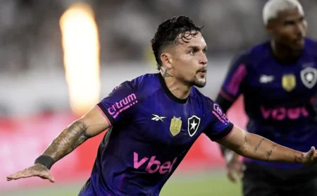 Botafogo detalha situação de Arthur; pagamento de 20 milhões ao Zenit suspenso por questões políticas Botafogo detalha situação de Arthur; pagamento de 20 milhões ao Zenit suspenso por questões políticas