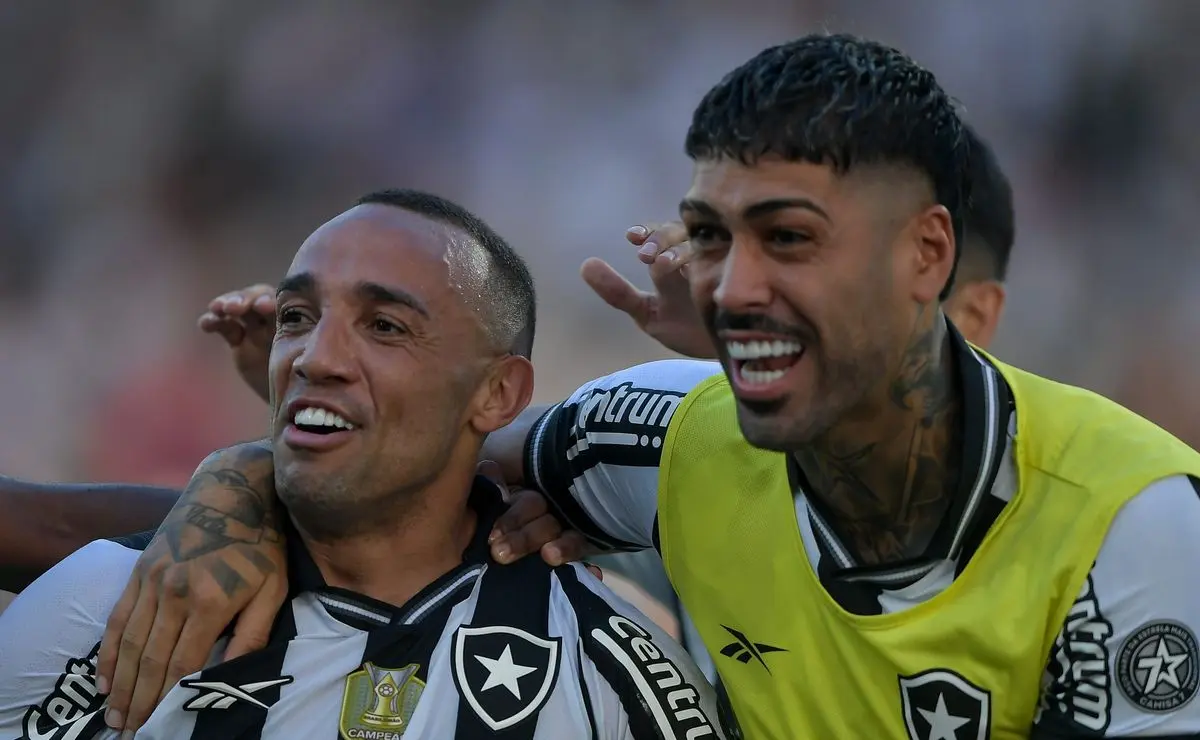 Botafogo garante renovações de 3 peças-chave até 2026 em negociação rápida.