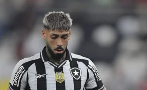 Botafogo prioriza renovação de Alexander Barboza, disputado por clube dos Emirados Árabes