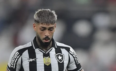 Botafogo prioriza renovação de Alexander Barboza, disputado por clube dos Emirados Árabes