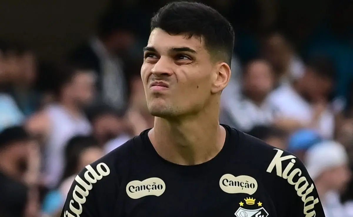 Brazão se destaca nos bastidores do Santos e é o primeiro a treinar