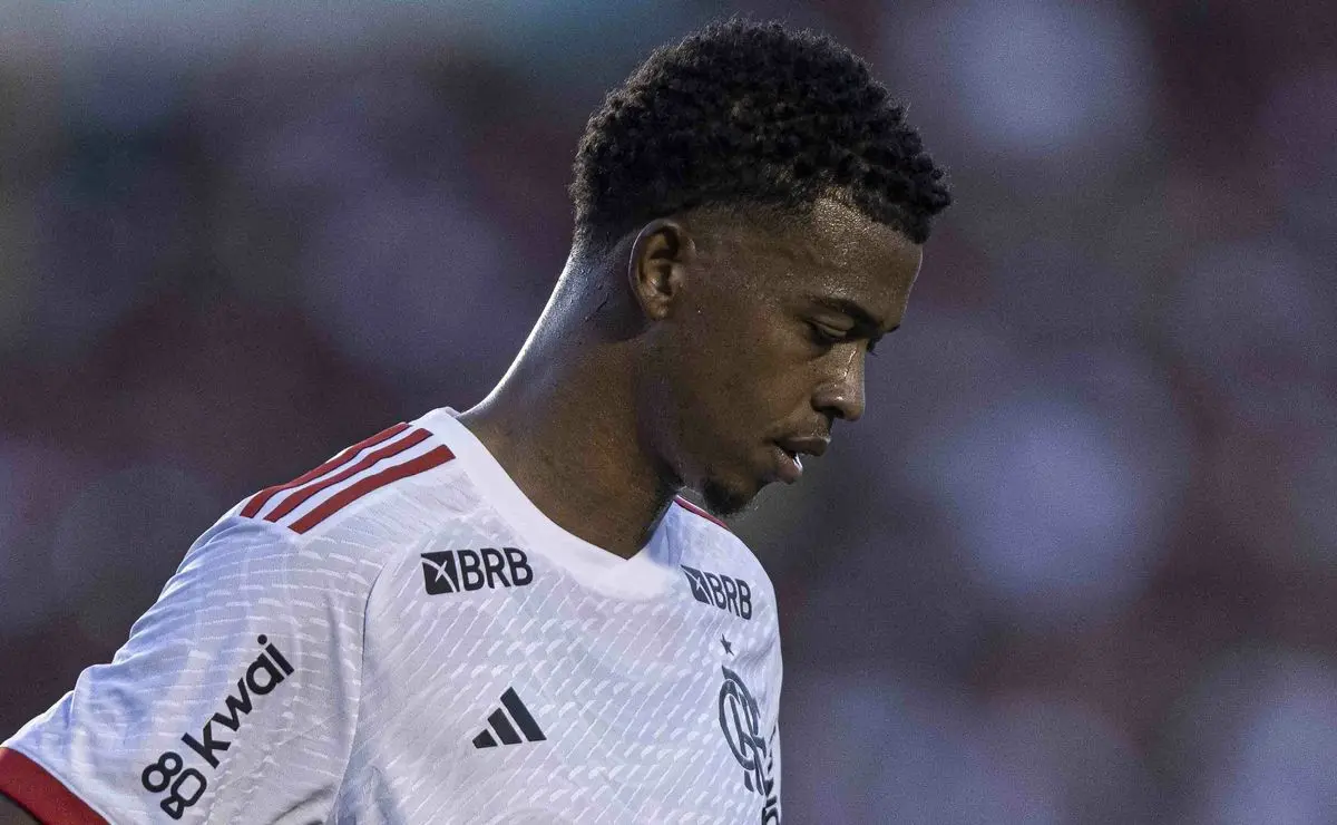 Carlinhos tem futuro definido no Flamengo após plano de José Boto para nova saída