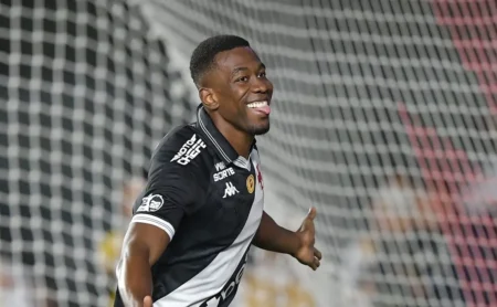 Carlos Cuesta mira em Vasco x Fluminense e define jogo como decisivo na Copa do Brasil Carlos Cuesta mira em Vasco x Fluminense e define jogo como decisivo na Copa do Brasil