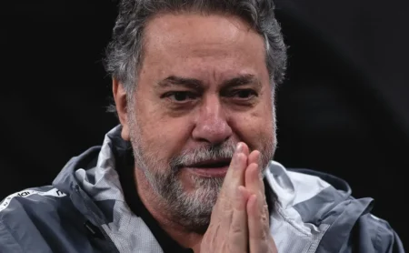 Casares e Olten promovem mudanças no estatuto do São Paulo, gerando debate sobre SAF e futebol.