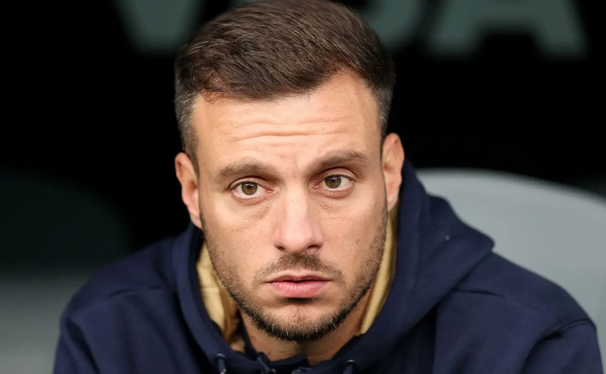 Cicinho critica contratação de Anselmi pelo Botafogo: “Mais um tiro no escuro”