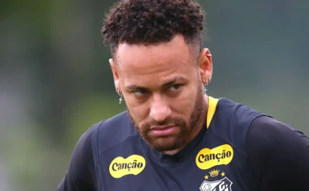 Cirurgia de Neymar é bem-sucedida e retorno ao Santos é previsto.