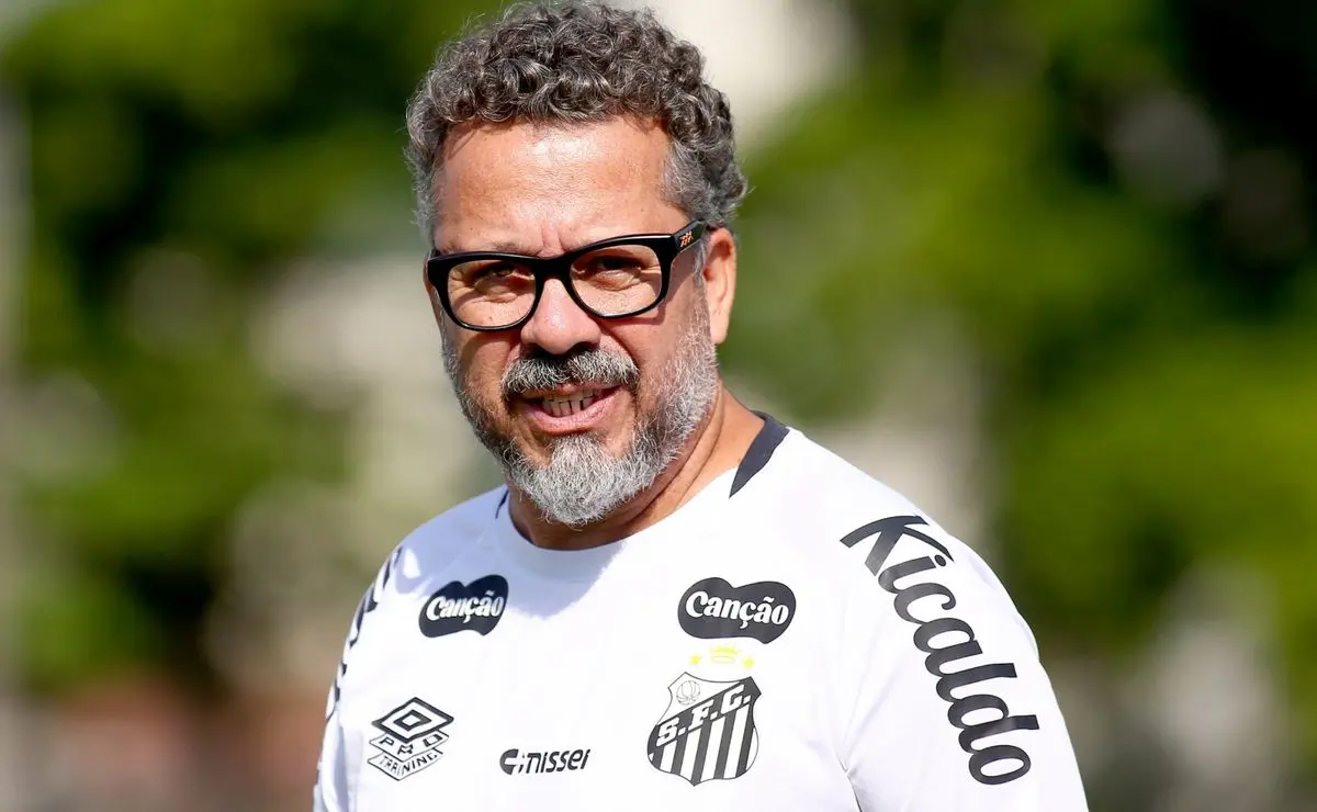 Cleber Xavier comenta sobre período no Santos e classifica jogo contra o Vasco como “desastre”