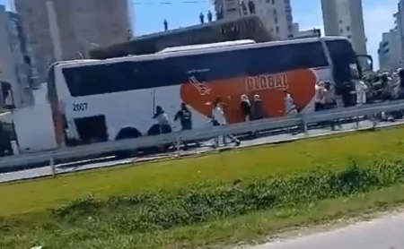 Confusão: Torcedores de Santos e Internacional se enfrentam na BR-101, em Itapema