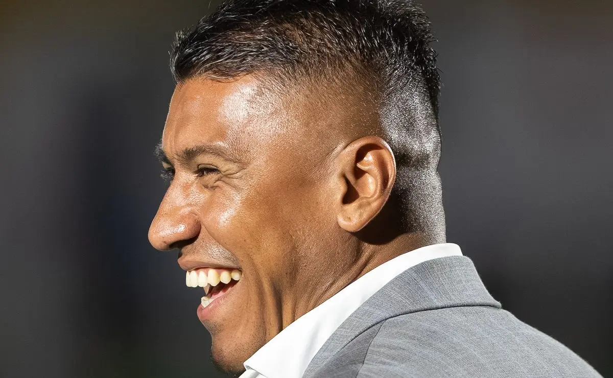 Corinthians anuncia Marcelo Paz e planeja reforços na gerência com Fábio Santos, Paulinho e outros.