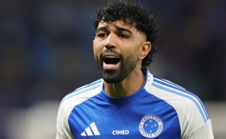 Corinthians planeja oferta milionária para contratar Gabigol em 2026, superando o Santos.