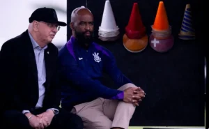 Corinthians promove mudança no departamento de futebol e saída de Fabinho causa atrito com o elenco