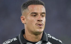 Coutinho é alvo de críticas da torcida do Vasco após derrota na Copa do Brasil