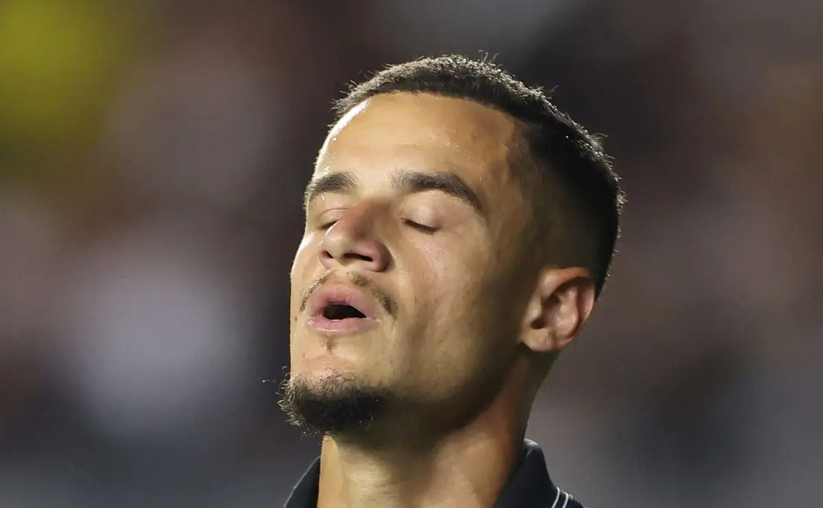 Coutinho se destaca em empate sem gols entre Vasco e Corinthians na final