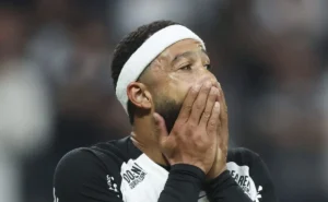 Craque Neto critica Memphis Depay: Está acabando com o Corinthians por faltar a treinos Craque Neto critica Memphis Depay: "Está acabando com o Corinthians" por faltar a treinos
