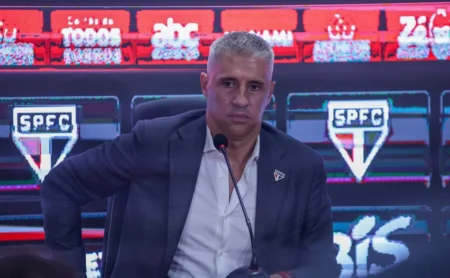 Crespo aciona alerta, São Paulo busca zagueiro argentino e avança em negociação.