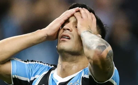 Cristaldo recebe sondagem do Racing e pode deixar o Grêmio em 2026.