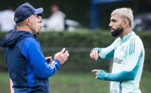 Cruzeiro avalia negociar Gabigol com o Santos devido ao alto custo e baixo rendimento.