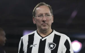 Cruzeiro busca superar John Textor na disputa por Rubens, lateral-esquerdo do Botafogo.