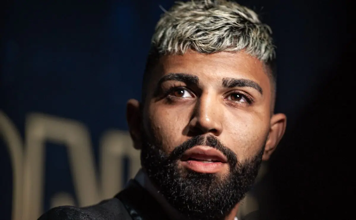 Cruzeiro estuda liberar Gabigol para o Santos em 2026, com salário de R$ 1,9 milhão.