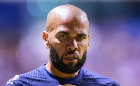 Daniel Alves é flagrado assistindo a PSG x Flamengo em torneio internacional