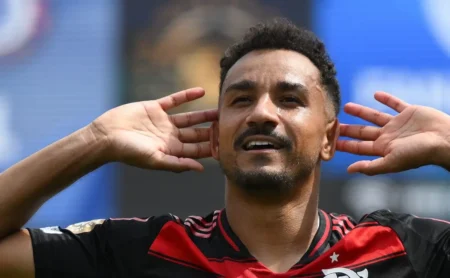 Danilo analisa decisão entre Flamengo e PSG e admite favoritismo do rival ao título