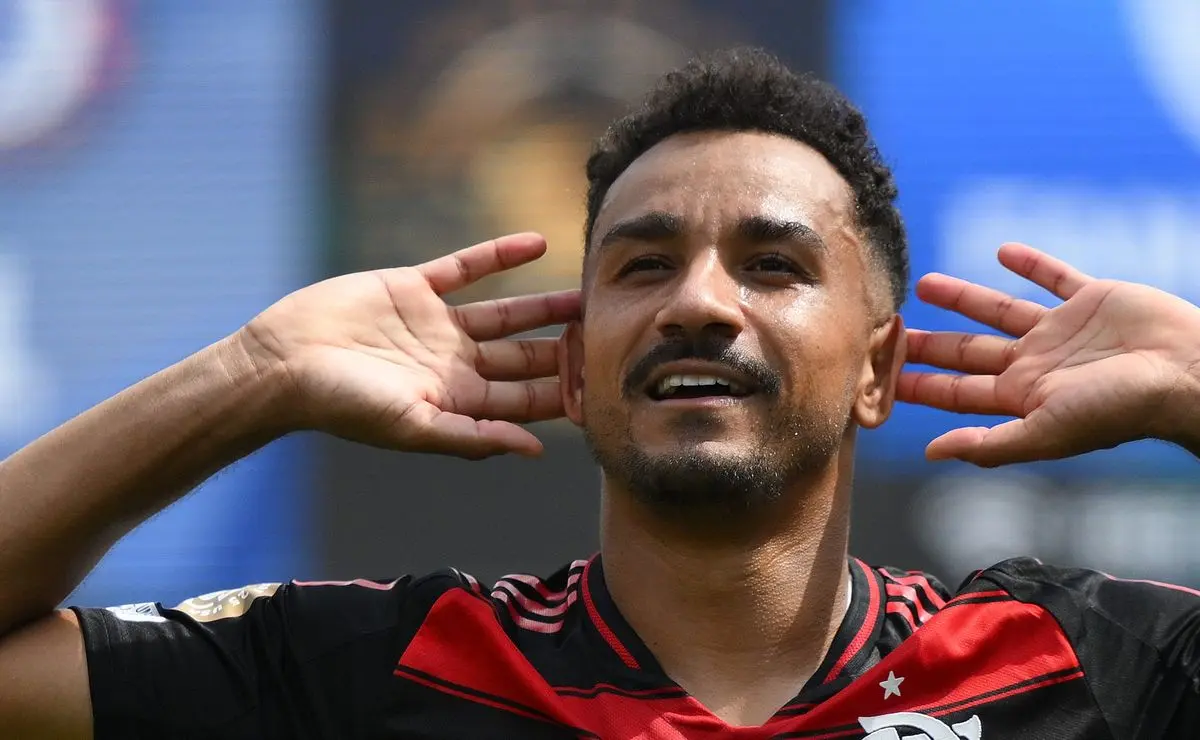 Danilo analisa decisão entre Flamengo e PSG e admite favoritismo do rival ao título