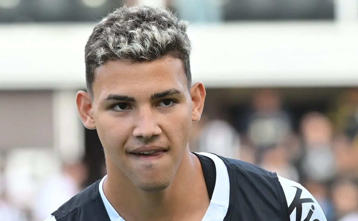 Deivid Washington enfrenta dificuldades no Chelsea após deixar o Santos por falta de oportunidades.