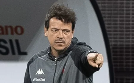 Diniz prepara Vasco para contra-ataques, e Rayan se destaca novamente Diniz prepara Vasco para contra-ataques, e Rayan se destaca novamente