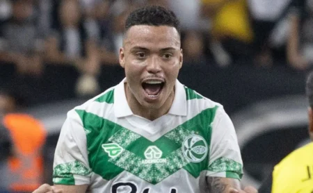 Disputa na Série A: Fluminense compete com 3 clubes por Luis Mandaca, do Juventude