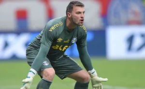 Estilo de Luís Castro pode afastar Gabriel Grando do Grêmio: futuro do goleiro é incerto