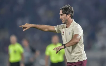 Estratégia de Zubeldía falha no segundo tempo e Fluminense perde para o Vasco